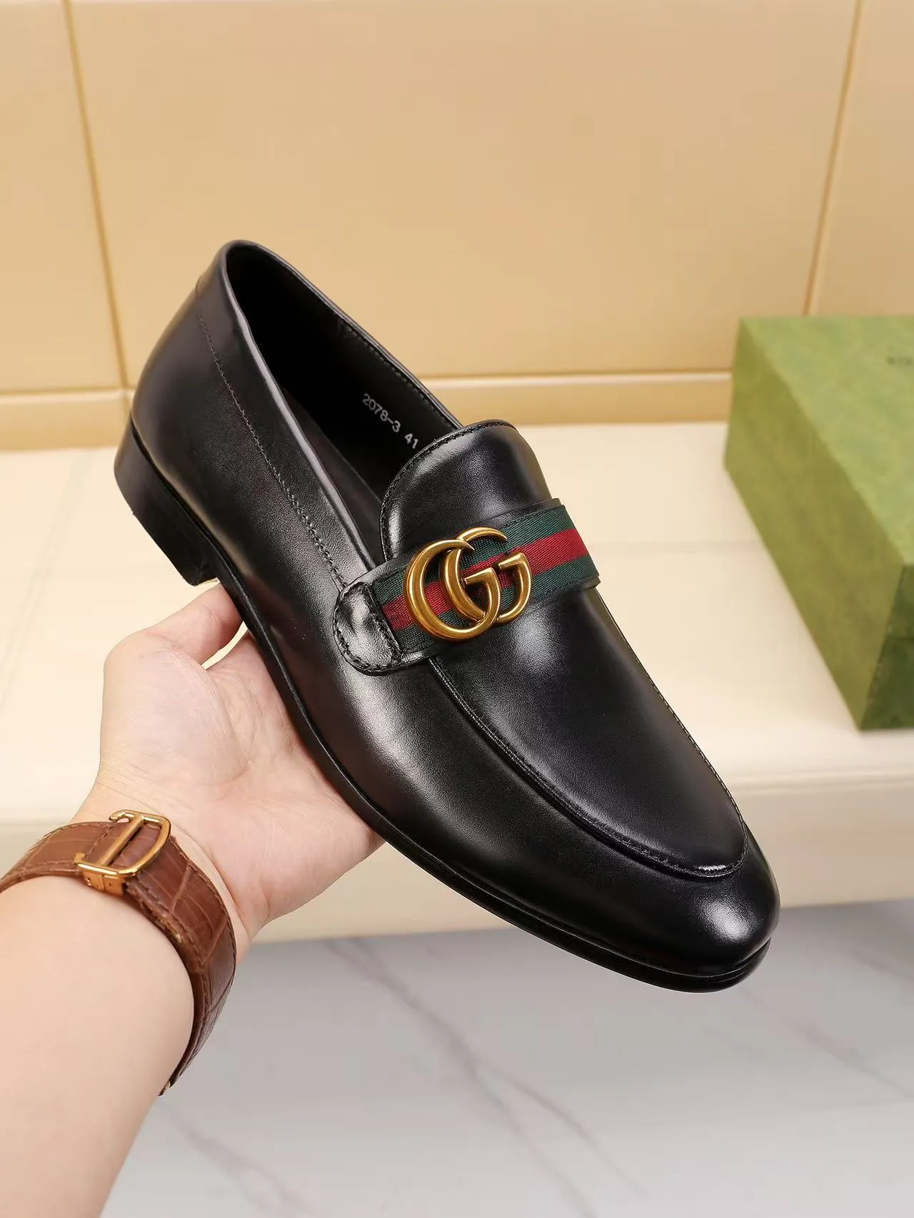 Men's men's shoes 💰440 🆘【GUCCI】Gucci ·🐂里· Hot-selling beanie shoes, top brand luxury, top quality, latest fashion beanie shoes.. The upper is made of original high mercerized smooth cow suede. (Full top-layer water-dyed 🐂 leather and lining). The original stylish and stylish soft rubber wear-resistant and non-slip outsole is light and comfortable on the foot, available in 2 colors! Matching code: 39-45 (38.46. Customized)